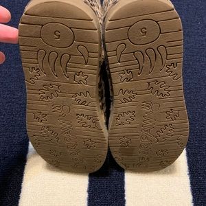Kids BearPaw boots size 5 youth. Never been worn outside! Like new condition